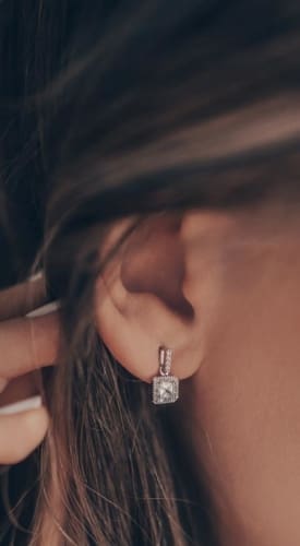 HR Plastic Surgery - Split & Stretched Earlobe Repair Good Candidate