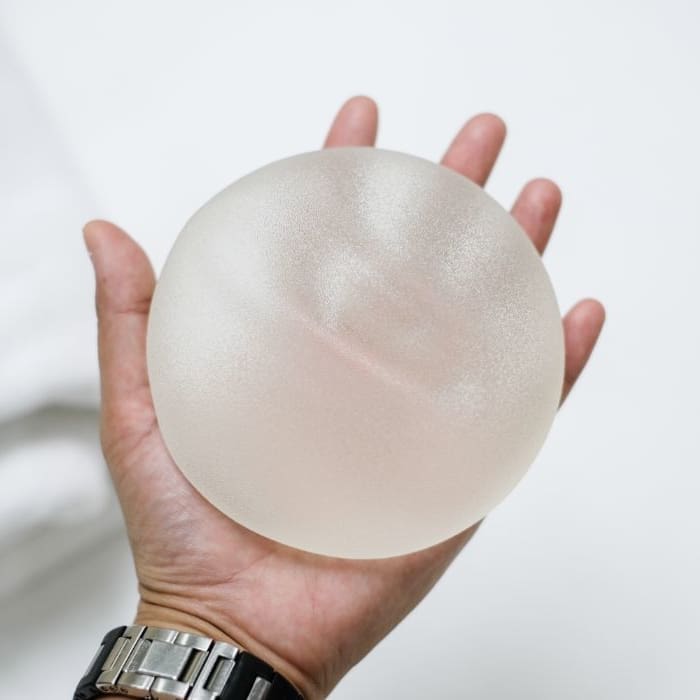 HR Plastic Surgery - Teardrop vs Round Implants